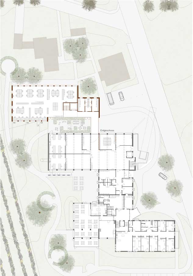 **Erweiterung Stiftung Egnach, Egnach TG, Erdgeschoss** Der Neubau fügt sich zwischen die bestehende Werkstatt und zwei Wohnhäuser der Stiftung ein. Er übernimmt die Volumetrie und die Dachform des Bestandes und führt die Anlage kammartig fort.  Zusammen mit dem Werkstattgebäude und dem Wohnhaus bildet der Neubau zur Bucherstrasse einen räumlich gefassten Zugangsbereich, welcher für die Anlieferung und Parkierung genutzt wird. Der kleine Hof zwischen Alt- und Neubau dient als Pausen- und Aufenthaltsraum. Ein einfaches Wegnetz verbindet das Werkstattgebäude mit den Wohnhäusern. Eine neue Baumgruppe gliedert den Freiraum und spendet kühlenden Schatten. Der bestehende Rundweg wird um den Neubau herum verlängert. Vor dem Untergeschoss des Neubaus ist ein befestigter Platz vorgesehen, welcher für Arbeiten im Freien genutzt werden kann.  Der neue Arbeitsraum im Erdgeschoss ist barrierefrei an den Bestand angebunden. Die Garderoben sind dem Arbeitsraum vorgelagert. Der Korridor weist eine zum Manövrieren mit Paletten ausreichende Breite auf. Im Untergeschoss unmittelbar beim Eingang ist die Logistik zentral zwischen Eingang und Aufzug und je ein Büro für den Bereichsleiter und den Springer angeordnet. Das Warenlager und der Materialraum sind in wenigen Schritten vom Aufzug aus zu erreichen. Beide Räume verfügen über eine gute Tageslichtsituation und sind so konzipiert, dass sie auch als Arbeitsort genutzt werden können.  Der neue Arbeitsraum ist für eine optimale Nutzungsflexibilität stützenfrei überspannt und reicht bis unter den First. Die Decke über dem Untergeschoss ist zur Reduktion ihrer Aufbauhöhe in der Gebäudemitte auf einer Traglinie aufgelagert und zur Aufnahme der geforderten Nutzlasten in Beton gehalten.  Die Statik - Fundamente, Wände und Decke - ist so dimensioniert, dass eine nachträgliche Aufstockung ohne Verstärkungen aufgenommen werden kann. Das Satteldach würde für die Aufstockung abgebaut und ein Geschoss höher, über einer neuen Zwischendecke, wieder aufgebaut werden. Das Gebäude wäre damit für ein weiteres Geschoss bereit.