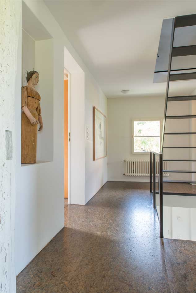 **Treppenhaus**  Die drei Wohnebenen sind mit einer leichten, möglichst transparenten Stahltreppe verbunden. Das Treppenhaus bleibt so möglichst als offener, unverstellter Wohnraum erhalten.
